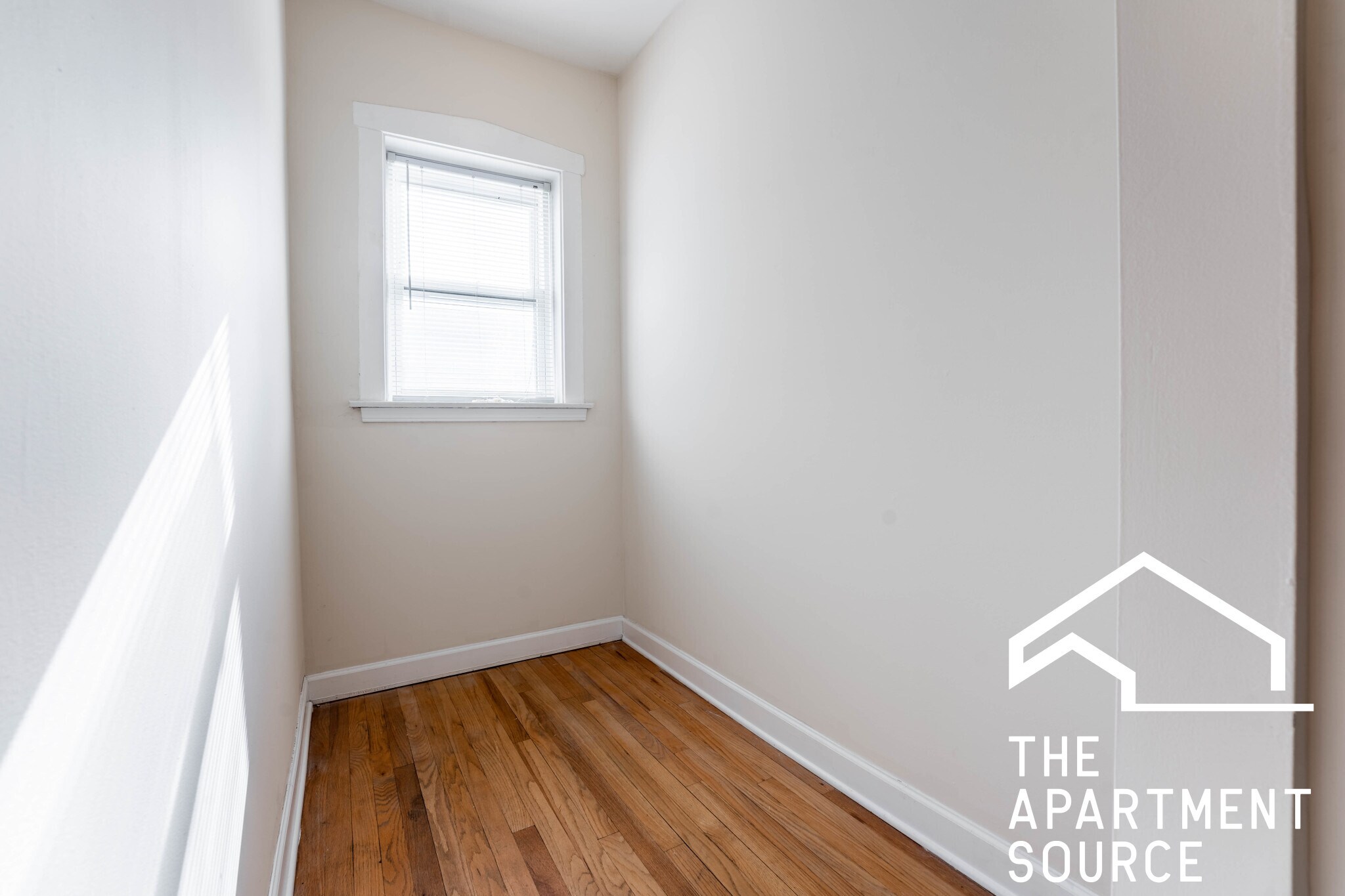 Building Photo - 3926 N Pine Grove Ave