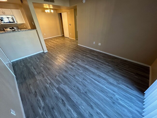 Building Photo - ADORABLE 1 BEDROOM 1 BATHROOM 1ST FLOOR CO...