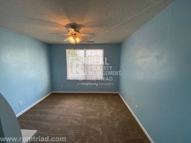 Building Photo - *Move In Special* Spacious 2BR/2.5BA End U...