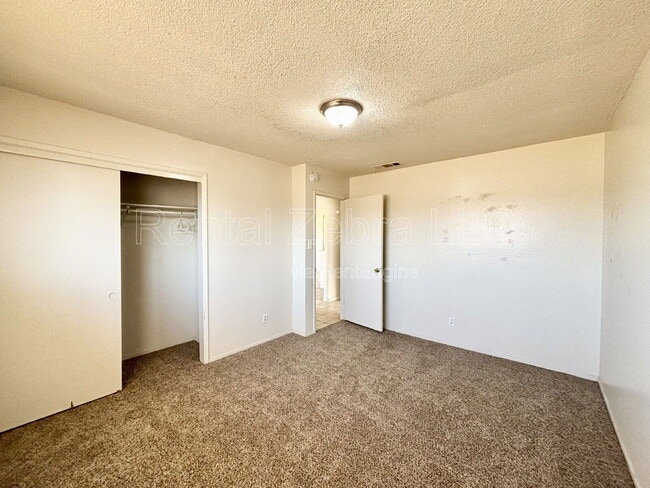 Building Photo - 2400 Gurr Rd