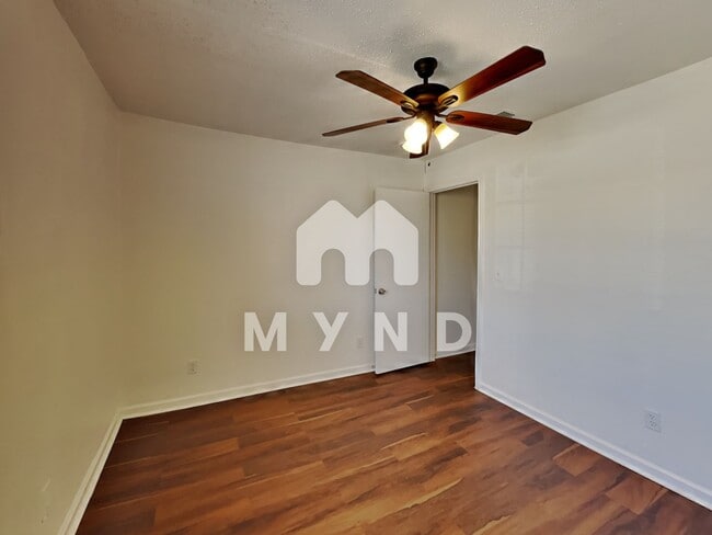 Building Photo - 1215 Hyridge St