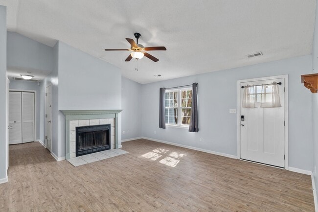 Building Photo - 3 Bedroom 2 Bathroom Home