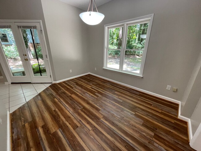 Building Photo - Charming, updated 3br house with separate ...