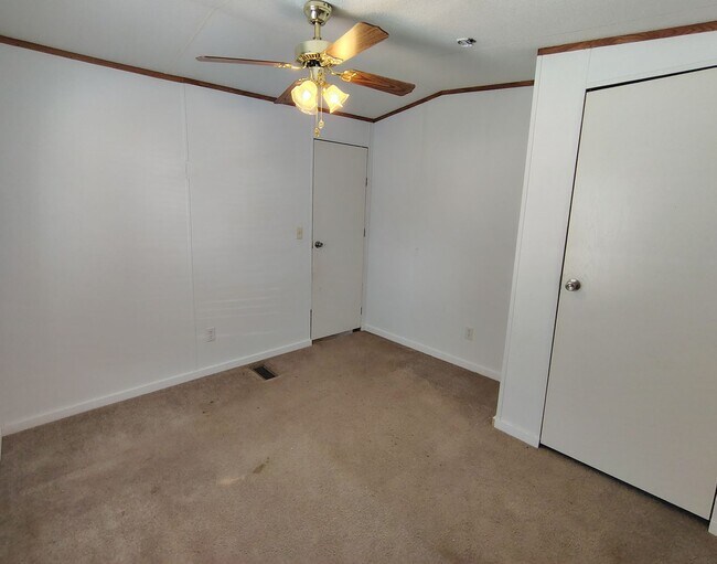 Building Photo - 225 Community Dr
