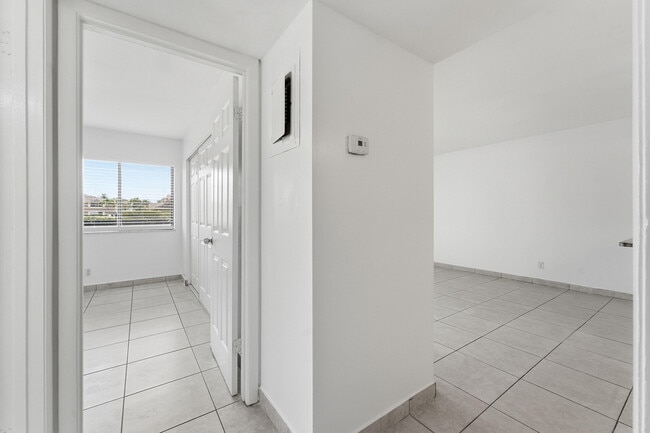 Building Photo - 2671 Riverside Dr