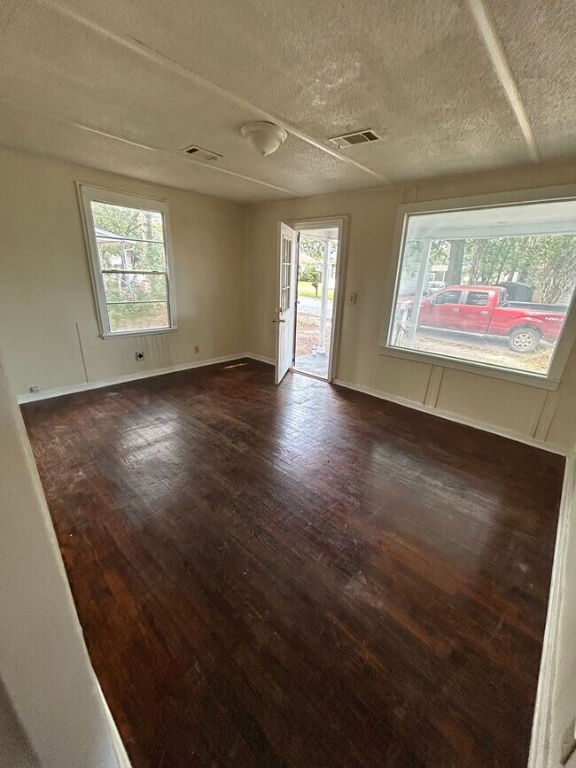 Building Photo - 3 Bedroom home central air and heat