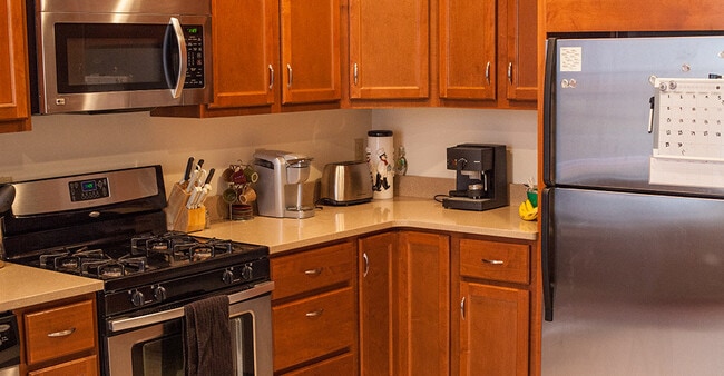 Building Photo - Southside Flats 4 Bedroom! Rooftop Deck! Central AC! Laundry Included!