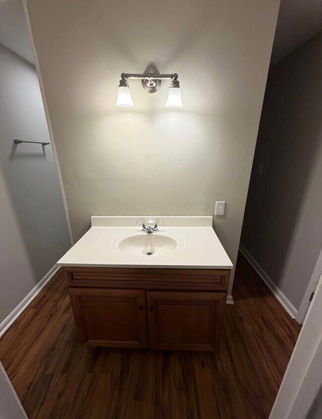 Building Photo - 3 Bedroom 2 Bathroom For Rent