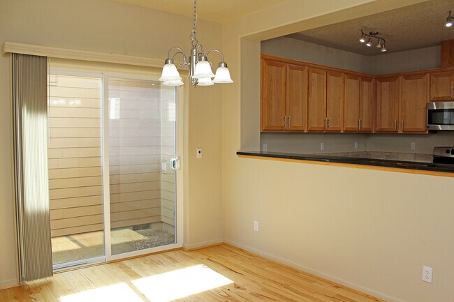 Building Photo - 321 NE Edgeway Drive