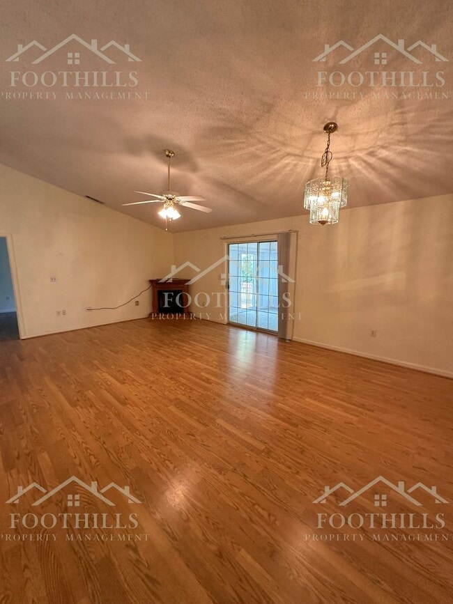 Building Photo - 3 Bedroom, 2 Bath Home near to Hwy 187 South