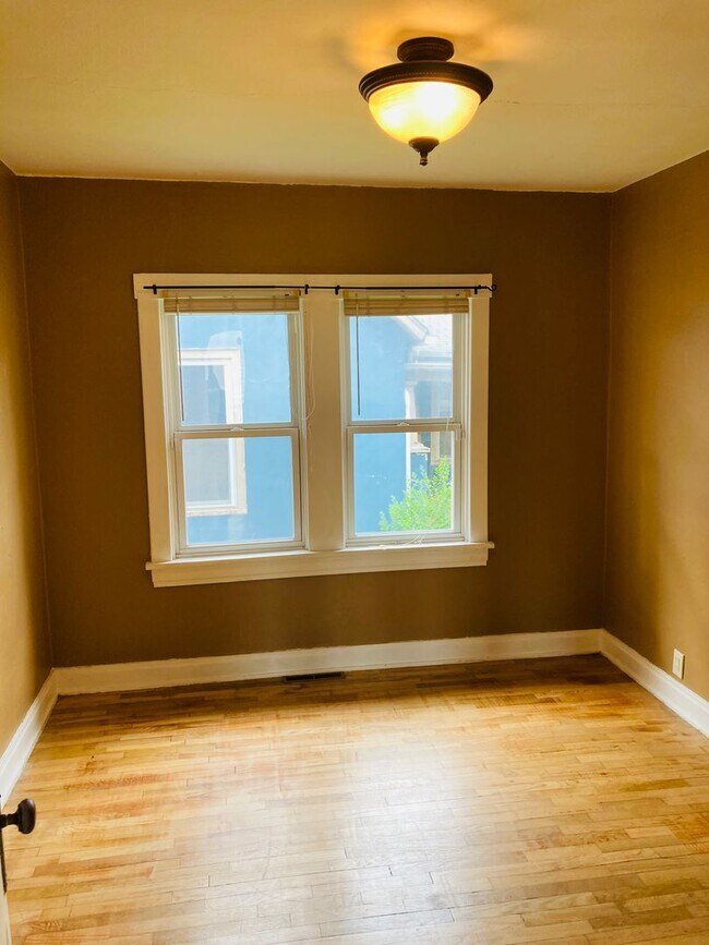 Building Photo - Charming Bungalow Near Downtown