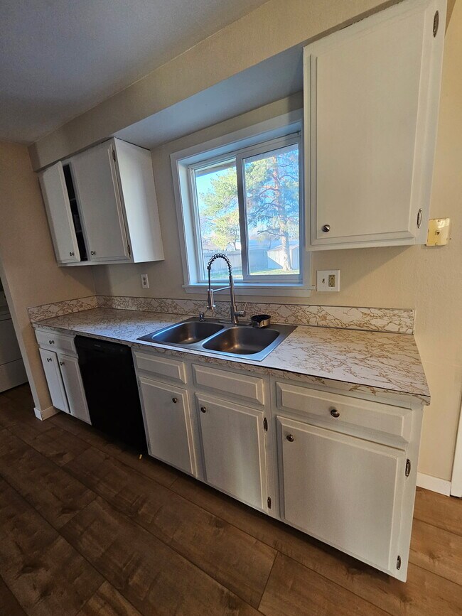 Building Photo - 180 NW Wilson Cir