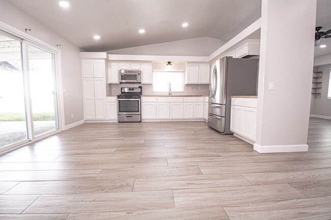 Building Photo - 8644 Frankfort St