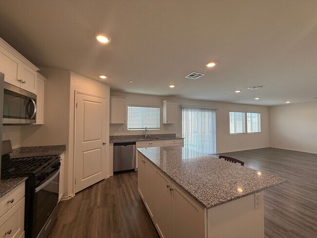 Building Photo - West Lancaster 4 bedroom!