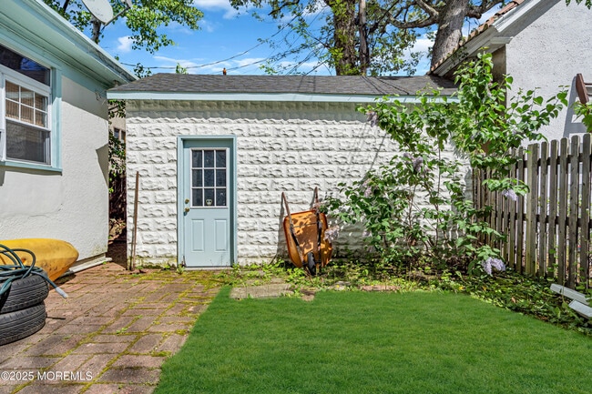 Building Photo - 704 8th Ave
