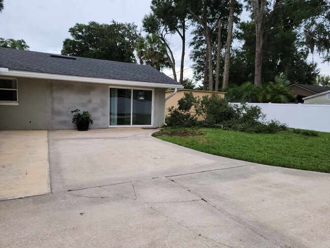 Building Photo - Efficiency, all utilities included kitchen.