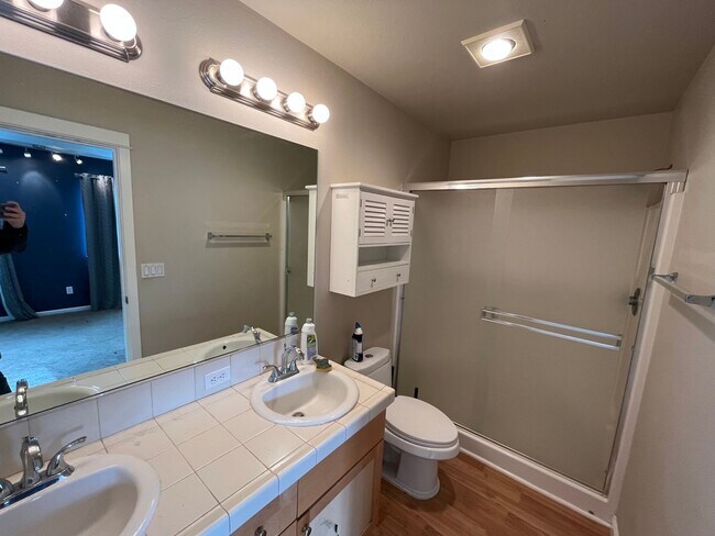 Building Photo - Quiet 3 Bed/2.5 Bath Home With Fenced Back...