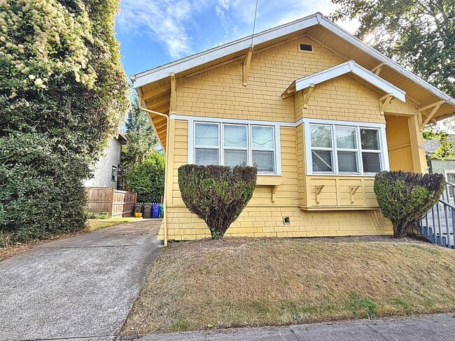 Building Photo - 4612 SE Taylor St