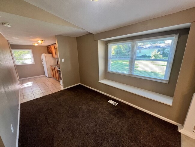 Building Photo - Cozy 2 Bedroom Home with Large Backyard