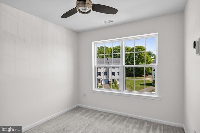 Building Photo - 8 Iron Gate Rd