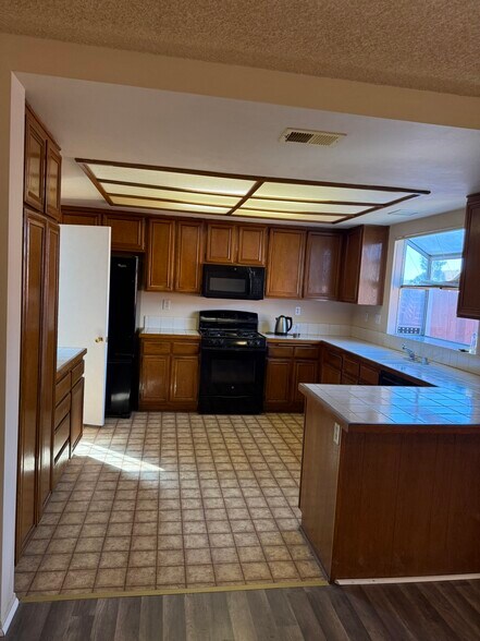 Building Photo - 12025 Heritage Dr