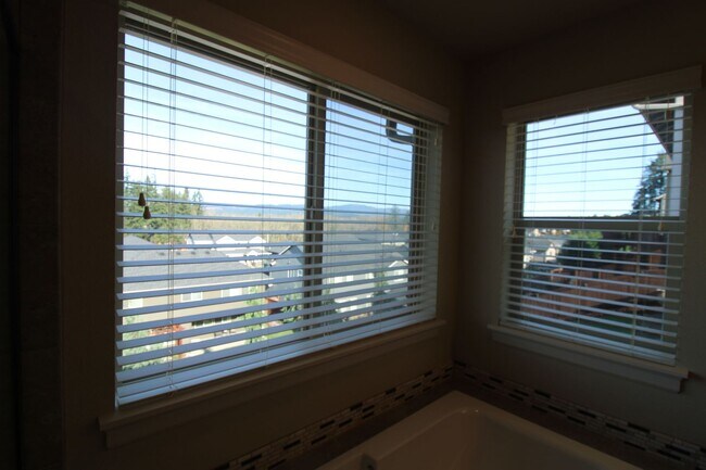 Building Photo - WELL MAINTAINED, BEAUTIFUL 5 BR HOME IN THE CAMAS HILLS!