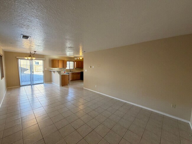 Building Photo - 4 Bedroom Home Available Near Unser Blvd NW & McMahon Blvd!