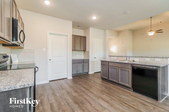Building Photo - 14725 Country Club Dr