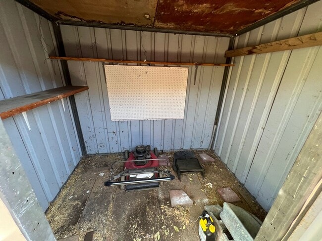 Building Photo - 3 Bed 2 Bath House with Attached 2 Car Garage & Trailer Parking