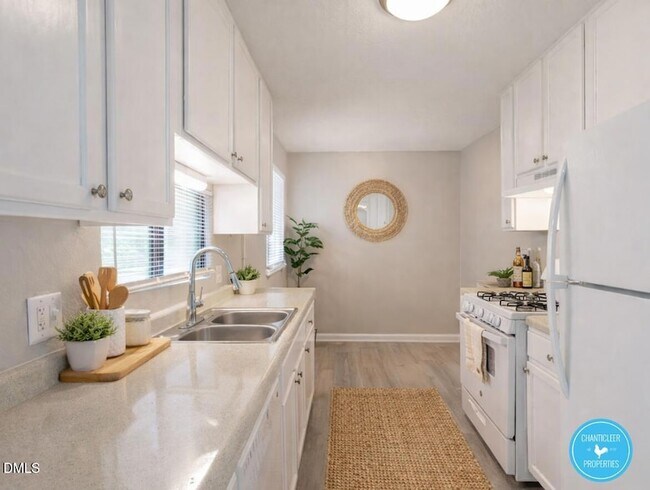 Building Photo - 20 Creekside Cir