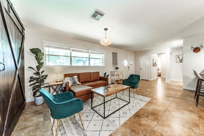 Building Photo - 11 10th Ave N