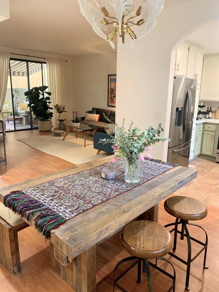 Main dining area - open layout - 511 N Jackson St