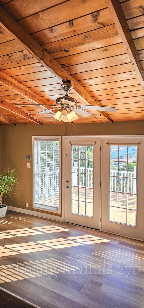 Building Photo - Cozy home with a stunning view!