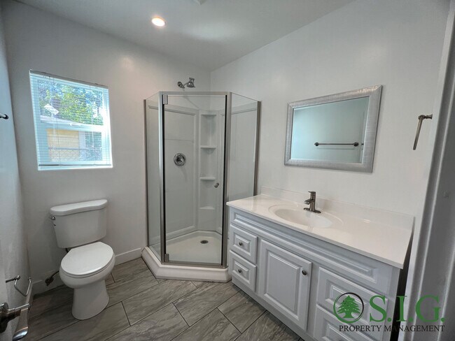 Building Photo - 11516 Kelowna St