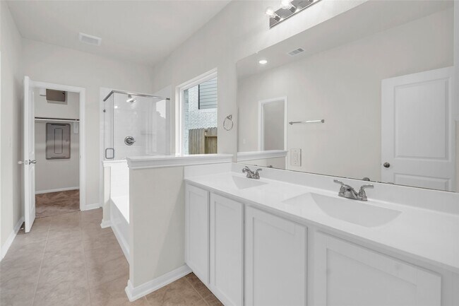 Building Photo - 15100 Crown Mnr Dr