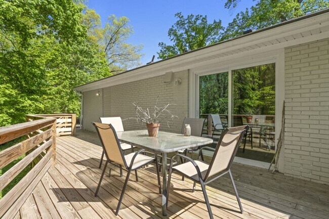 Building Photo - 3 Bedroom Furnished in Oldham County
