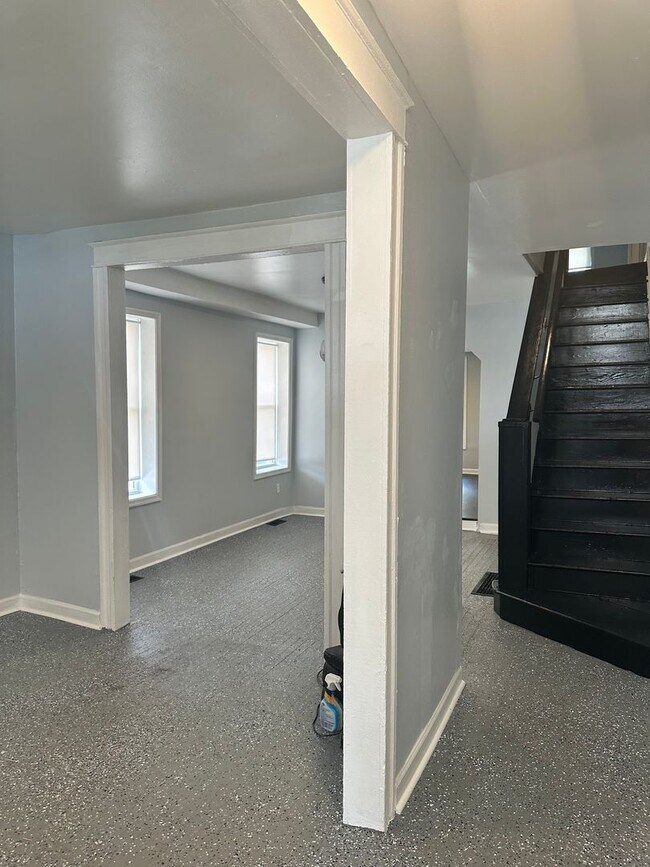 Building Photo - Spacious, Corner Home, Central Air, W/D Hook-Up! Available Now!