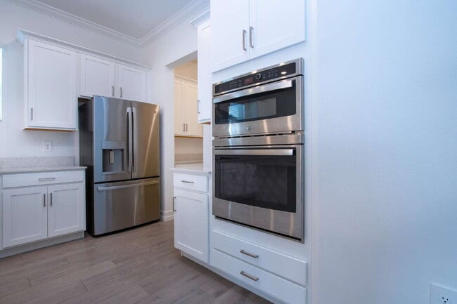 Building Photo - Spacious Like New 4-Bedroom Oasis with 3 F...