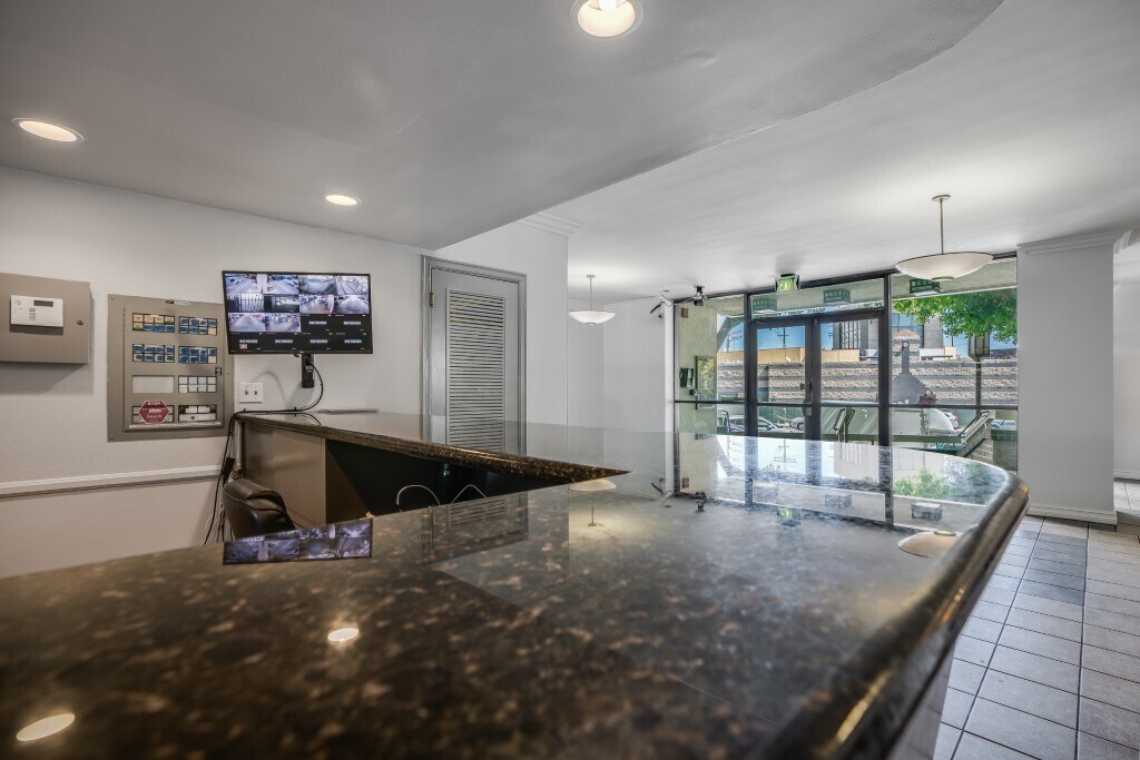 Building Photo - 321 S San Vicente Blvd