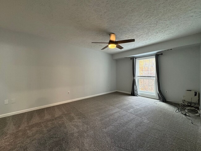 Building Photo - Sun-filled And Spacious 2 Bed 2 Bath Condo With Balcony In Desired Willow Point