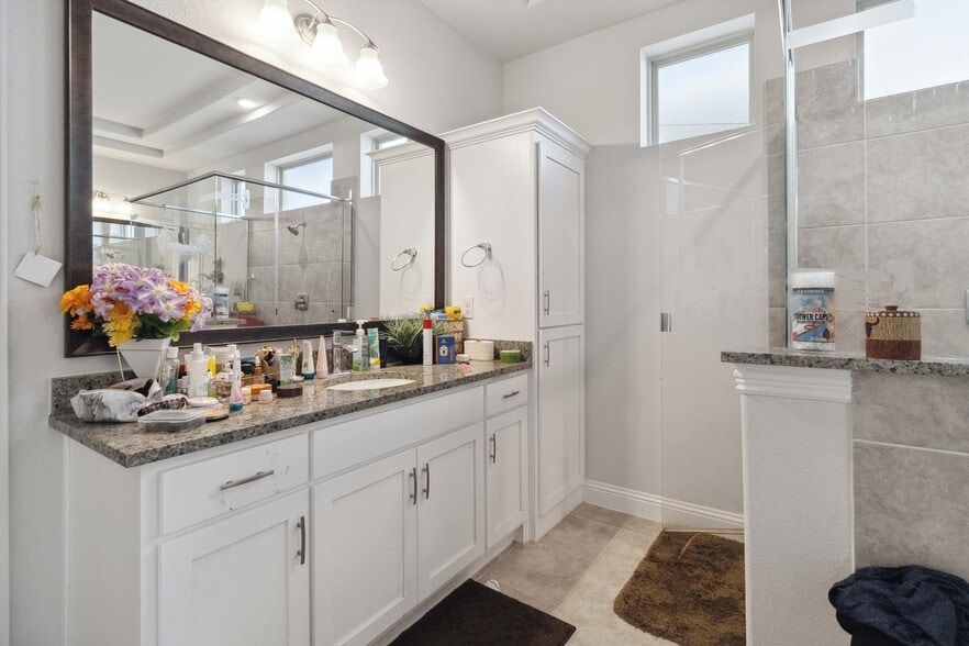 Building Photo - 566 Westwood Way Dr