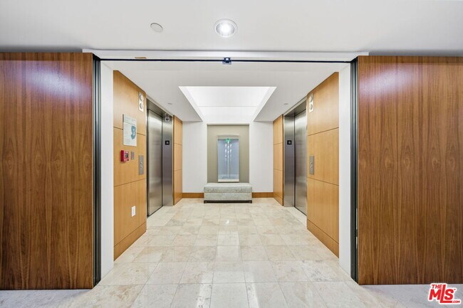 Building Photo - 13650 Marina Pointe Dr