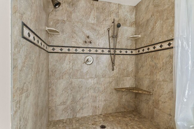 Building Photo - Beautiful 4 Bed 2.5 Bath Available Now!