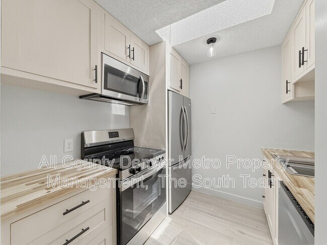Building Photo - 2835 S Monaco St Pkwy