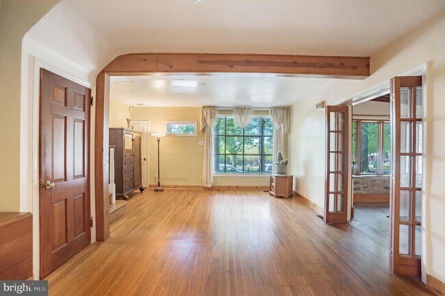 Building Photo - 800-2-802 E Cathedral Rd