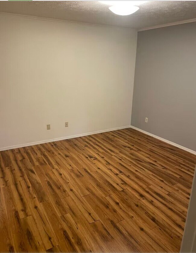Building Photo - 3 bedroom/ 2 bath