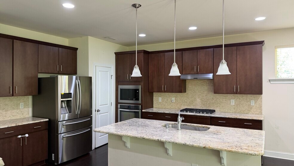 Building Photo - 220 Concordia Woods Dr