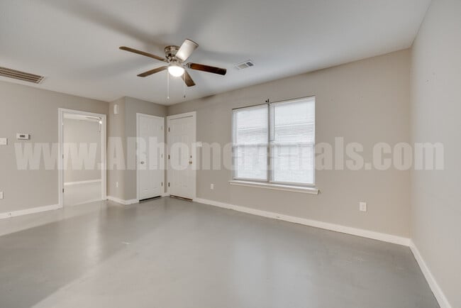 Building Photo - 707 Robins St