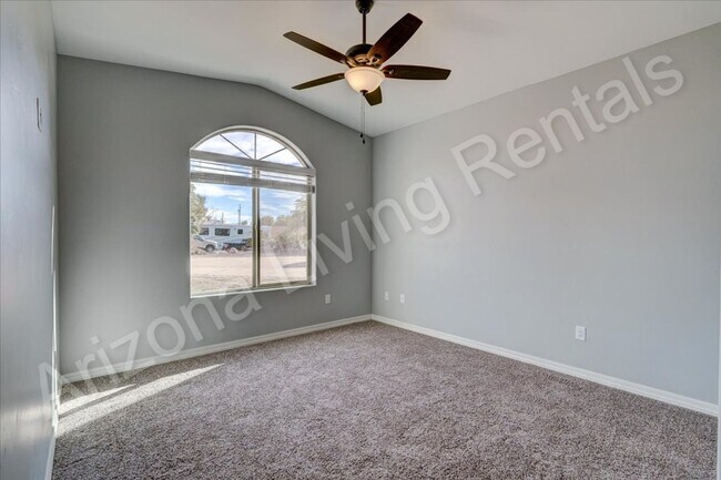 Building Photo - RV GARAGE HOME