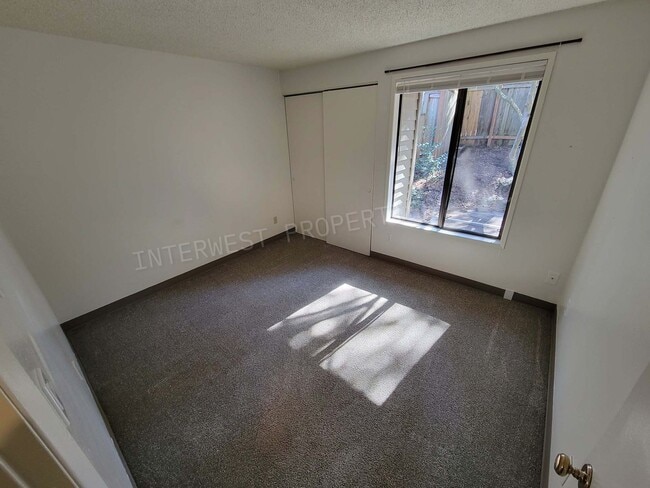 Building Photo - *1/2 OFF 1ST MONTH'S RENT PROMO* 3 BR Townhome- Wonderful Privacy Deck in Beaverton with 1 Car Ga...